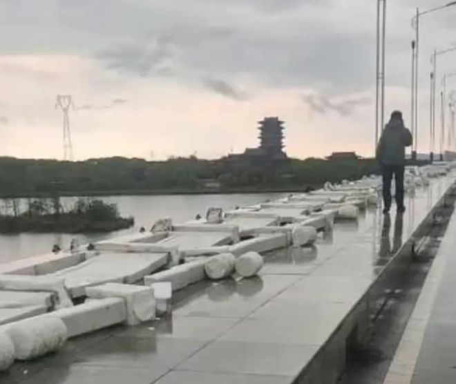 b体育荒唐！江西抚州投资近2亿大桥围栏倒塌官方：可能风太大了